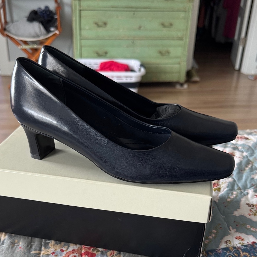 NWT Easy Spirit navy blue leather heals